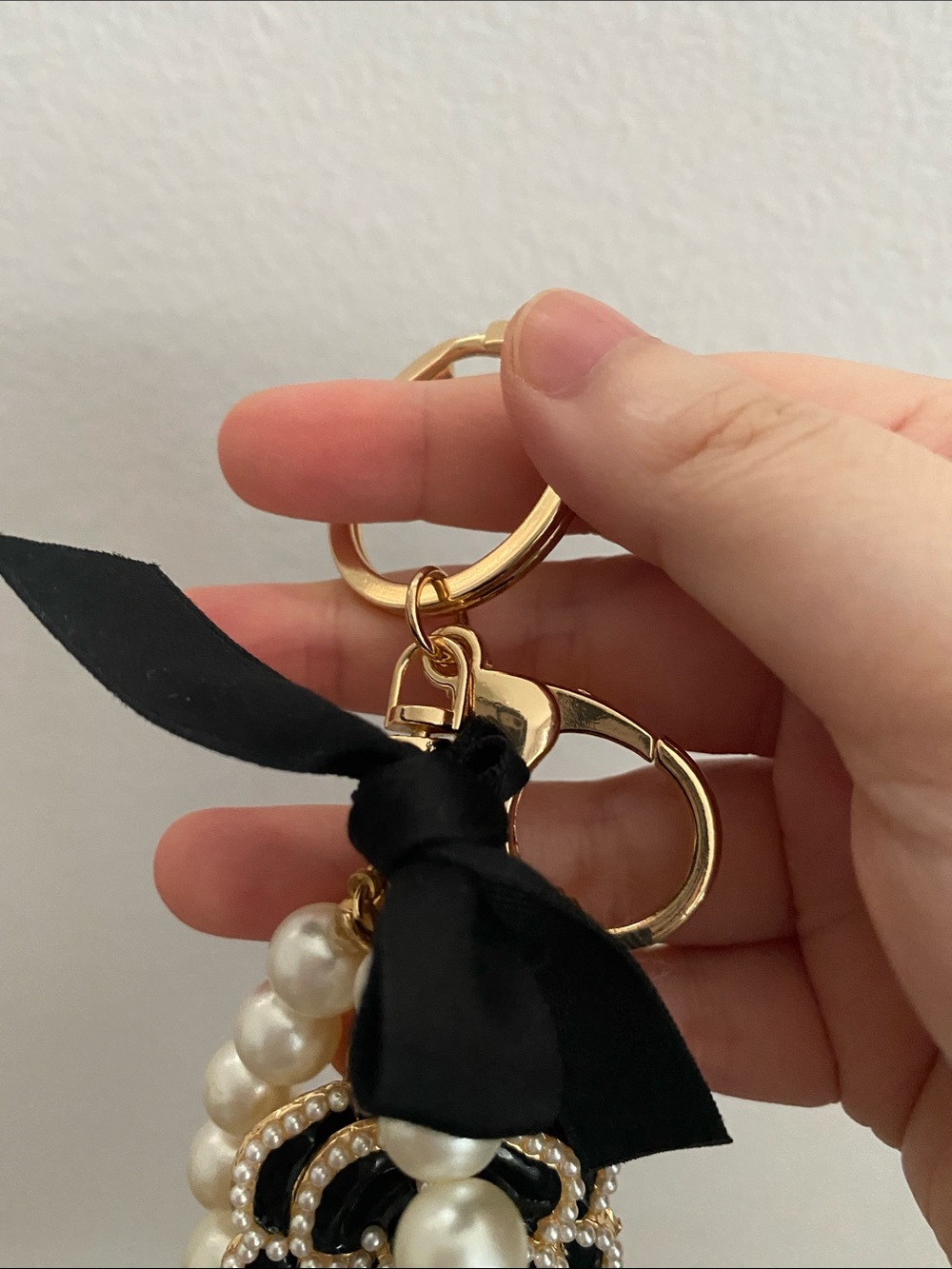 Pearl & Black Flower Charm Keychain - Women Accessories - Picture 4 of 4
